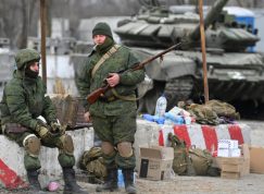 Ruští vojáci u tanku