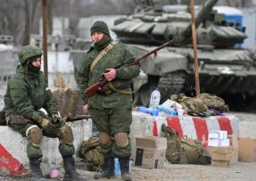 Ruští vojáci u tanku