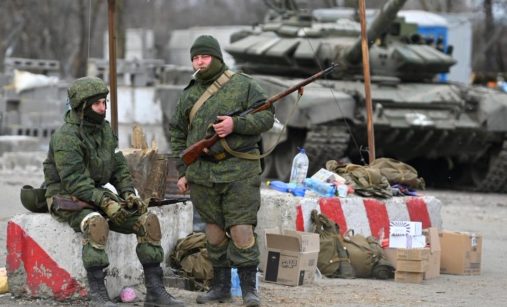 Ruští vojáci u tanku