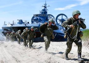 Ruští výsadkáři u vznášedla