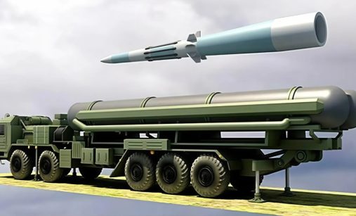 Zovrazení odpalovacího vozidla a střely systému S-500