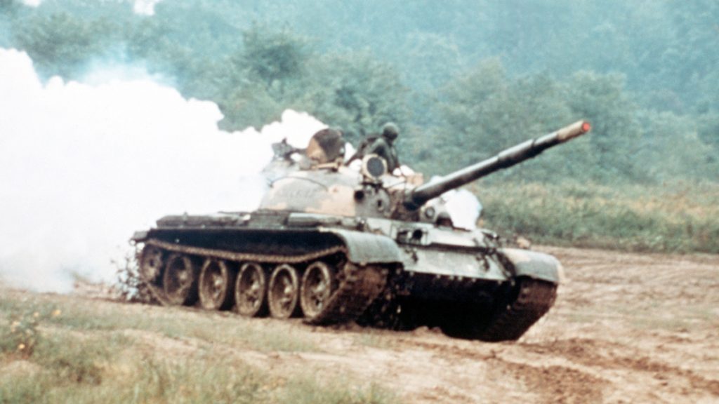 T-62 pokládá kouřovou clonu