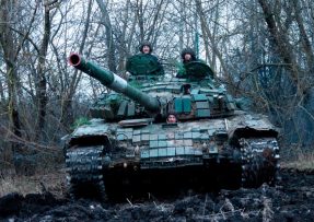 Ukrajinský tank u lesa