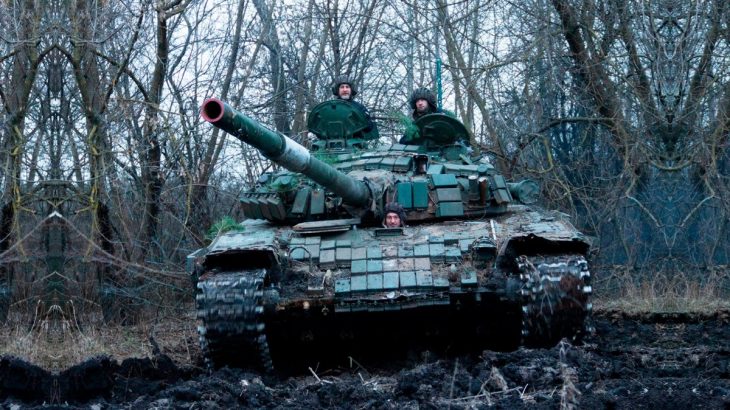 Ukrajinský tank u lesa