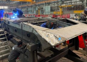 Výroba trupu BMP-1 v továrně STV Machinery