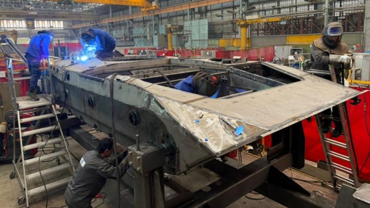 Výroba trupu BMP-1 v továrně STV Machinery