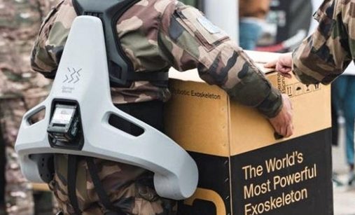 Exoskelet pomáhá s těžkým nákladem