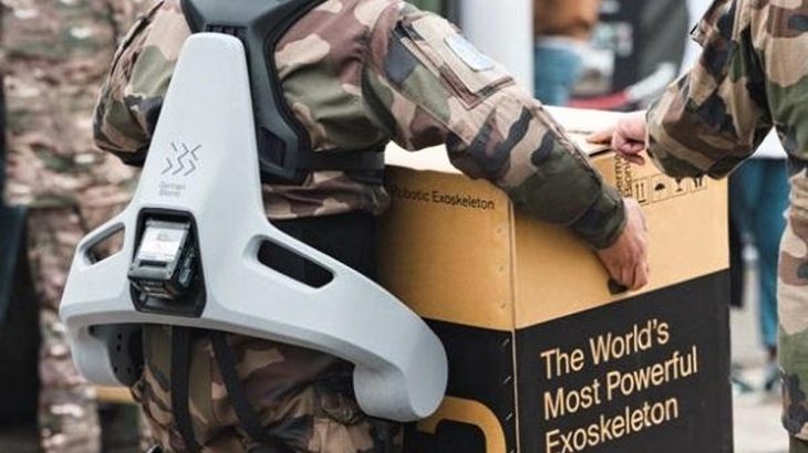 Exoskelet pomáhá s těžkým nákladem