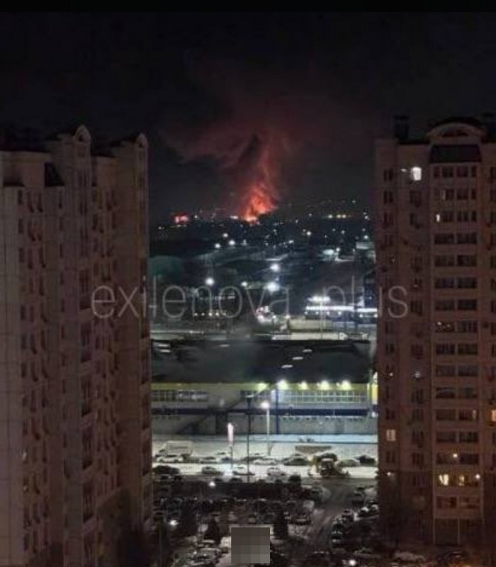 Hořící továrna Empils v Rostovu na Domu po ukrajinském raketovém útoku