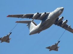 Indický Iljušin Il-78MKI tankuje za letu Mirage 2000