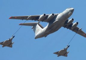 Indický Iljušin Il-78MKI tankuje za letu Mirage 2000