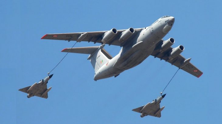 Indický Iljušin Il-78MKI tankuje za letu Mirage 2000