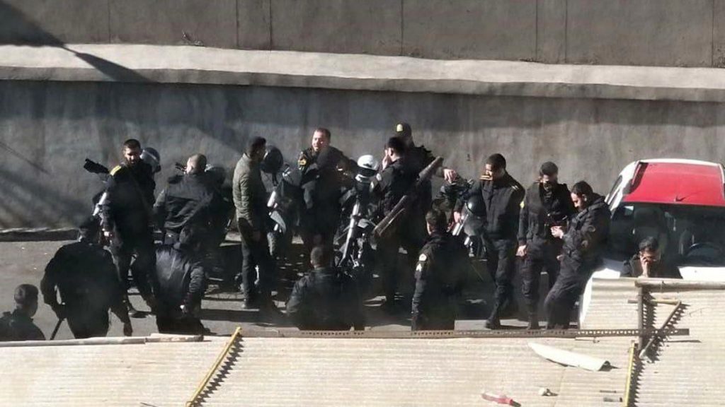 Iránské bezpečnostní složky nasazené proti demonstrantům