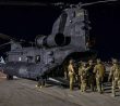 Vojáci nastupují do MH-47G Chinook