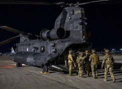 Vojáci nastupují do MH-47G Chinook