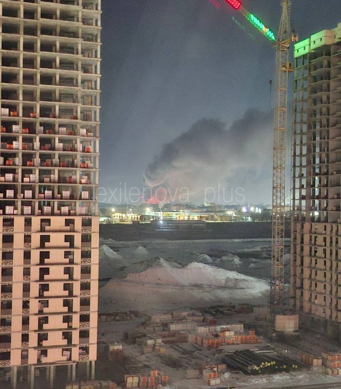 Hořící továrna Empils v Rostovu na Domu po ukrajinském raketovém útoku