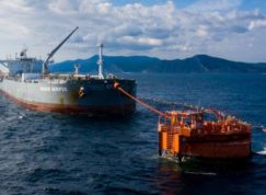 Ruský ropná tanker u námořního terminálu