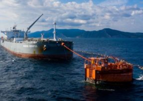 Ruský ropná tanker u námořního terminálu