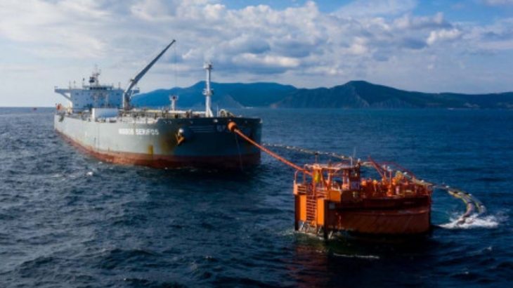 Ruský ropná tanker u námořního terminálu