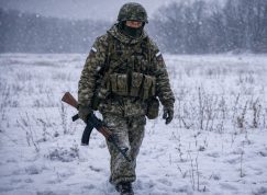 Ruský voják kráčí přes otevřené pole