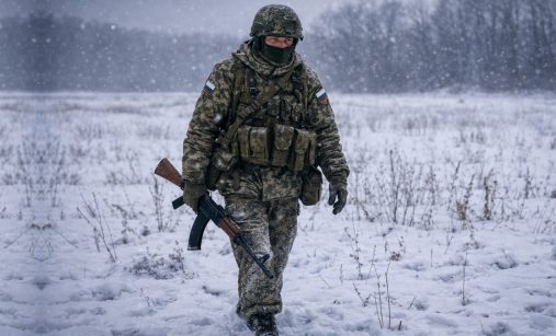 Ruský voják kráčí přes otevřené pole