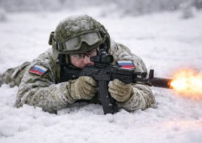 Ruský voják ve sněhu střílí z útočné pušky