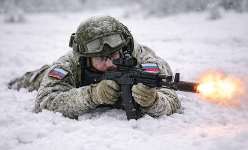 Ruský voják ve sněhu střílí z útočné pušky