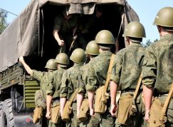 Ruští vojáci nastupují na nákladní automobil