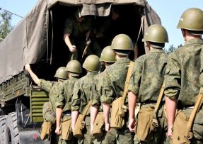 Ruští vojáci nastupují na nákladní automobil