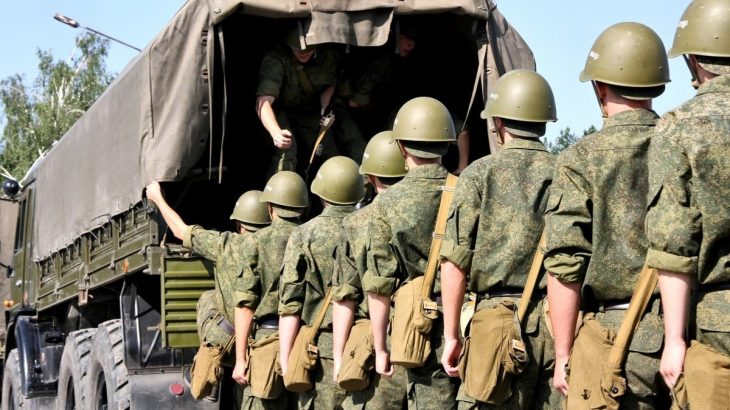 Ruští vojáci nastupují na nákladní automobil