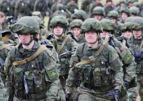 Ruští vojáci při nástupu