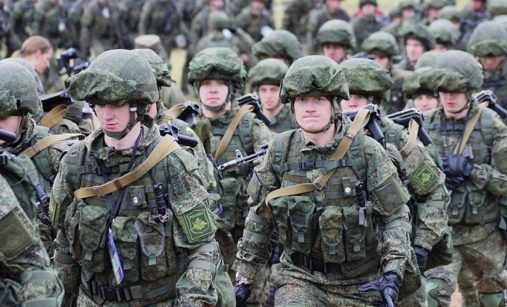 Ruští vojáci při nástupu