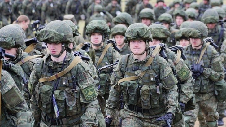 Ruští vojáci při nástupu