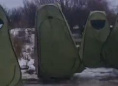 Ruští vojáci v záchodových stanech