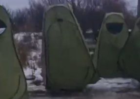 Ruští vojáci v záchodových stanech