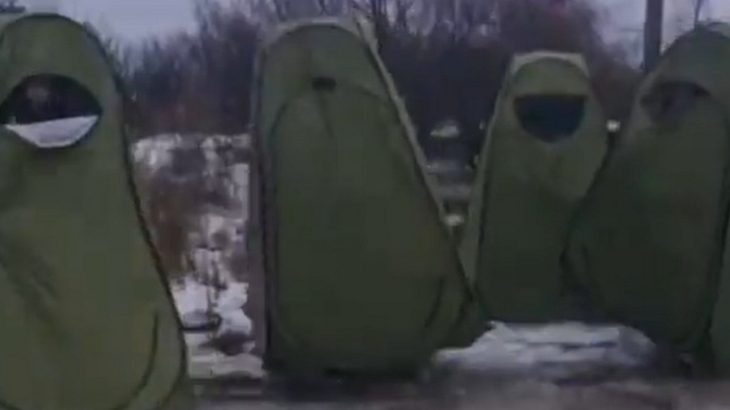 Ruští vojáci v záchodových stanech