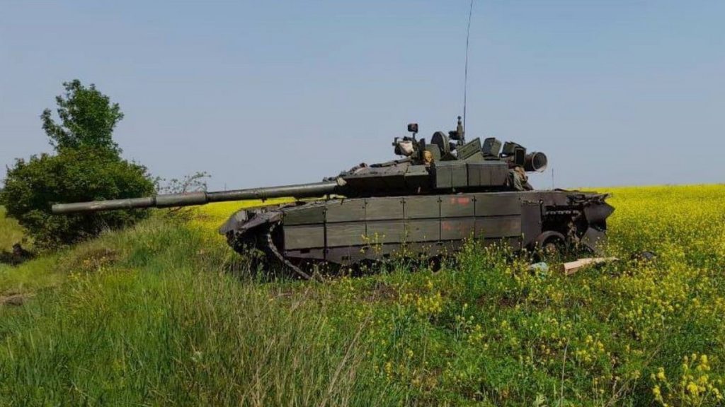 Ruský tank T-80BVM poškozený a ukořistěný ukrajinskou armádou