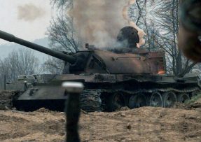 Zničený a hořící tank T-55
