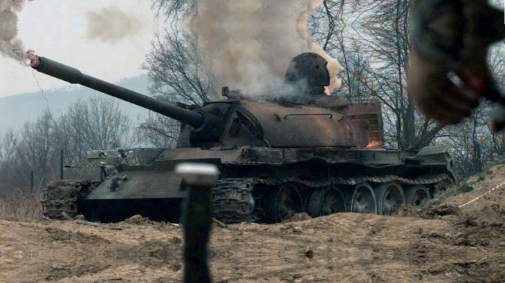 Zničený a hořící tank T-55
