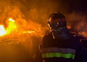 Ukrajinský hasič hasí požár