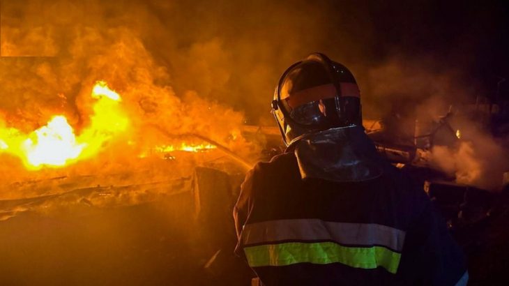 Ukrajinský hasič hasí požár