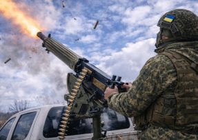 Ukrajinský voják střílí z kulometu Maxim na pick-upu