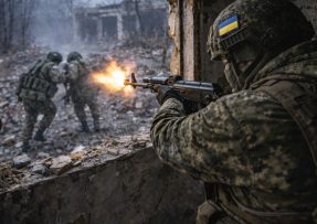 Ukrajinský voják střílí z domu na dva Rusy