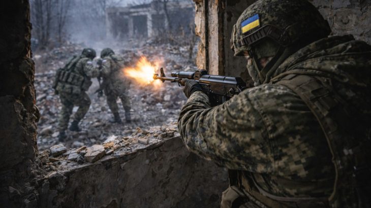 Ukrajinský voják střílí z domu na dva Rusy