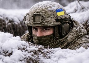 Ukrajinský voják v zasněženém zákopu