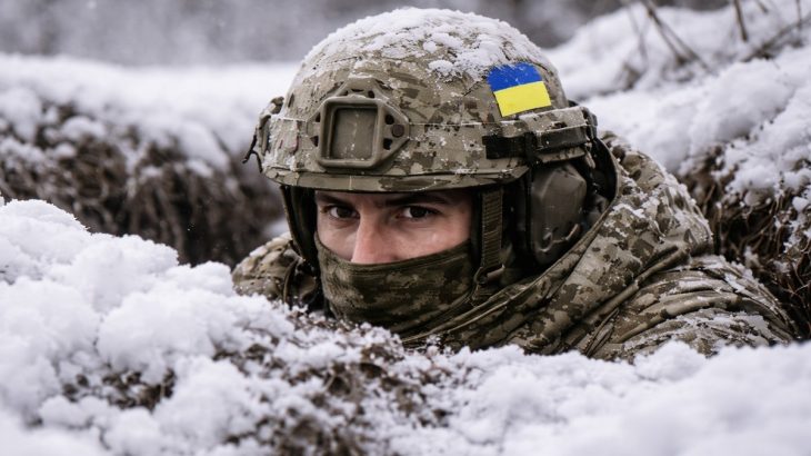 Ukrajinský voják v zasněženém zákopu