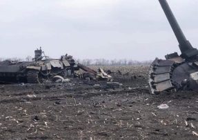 Zničený ruský tank T-80 bez věže