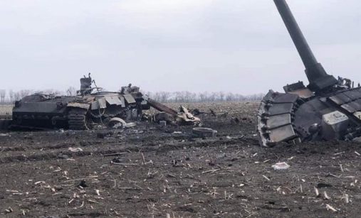 Zničený ruský tank T-80 bez věže