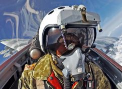 Pilot MiG-29 v kokpitu