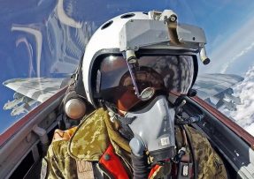 Pilot MiG-29 v kokpitu